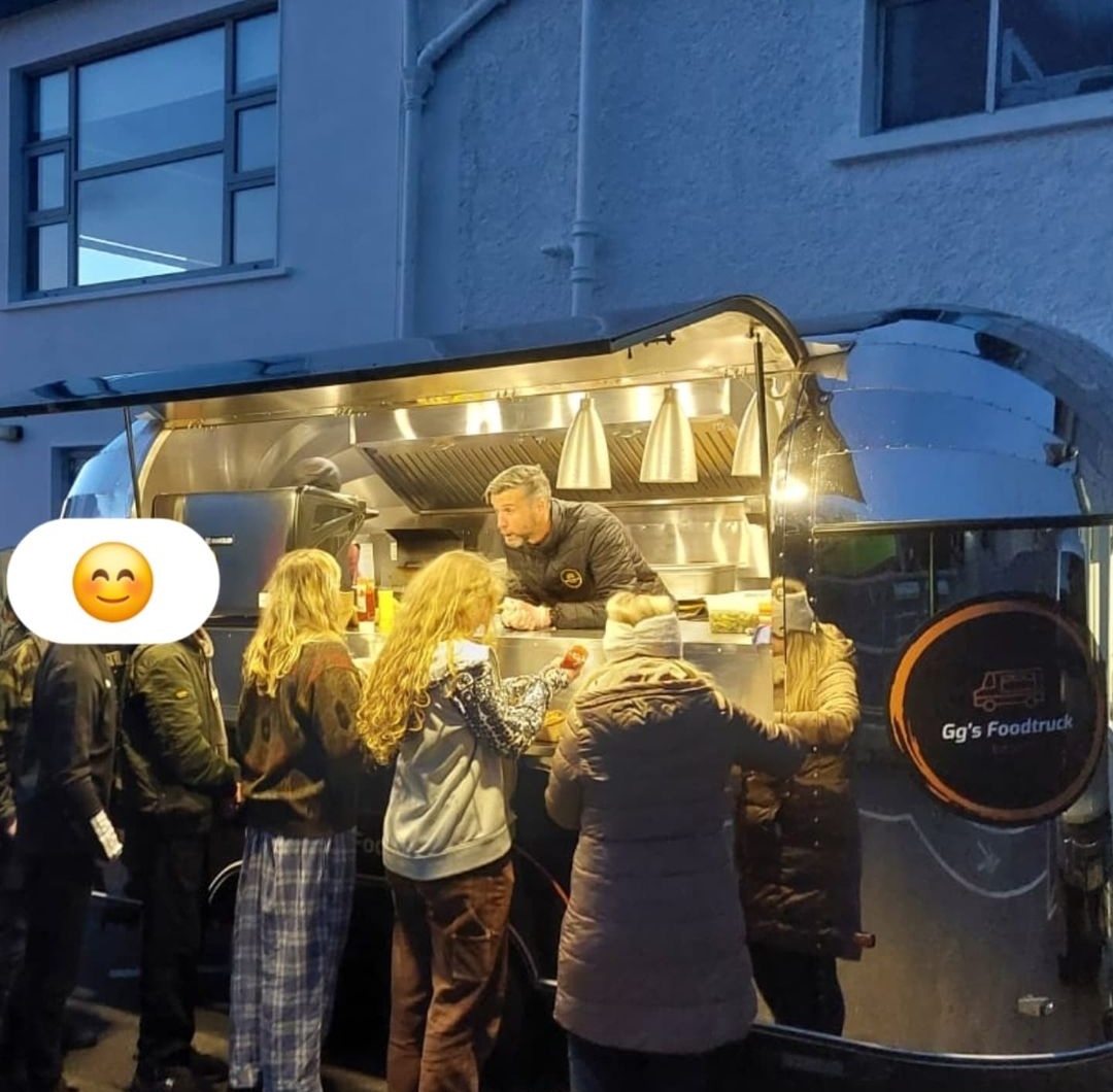 A huge well done to all the TY Students at @SligoGrammar raising much needed funds for <a href="/FocusIreland/">Focus Ireland</a>

In high spirits, when we arrived onsite, they were setting up for a long night ahead.