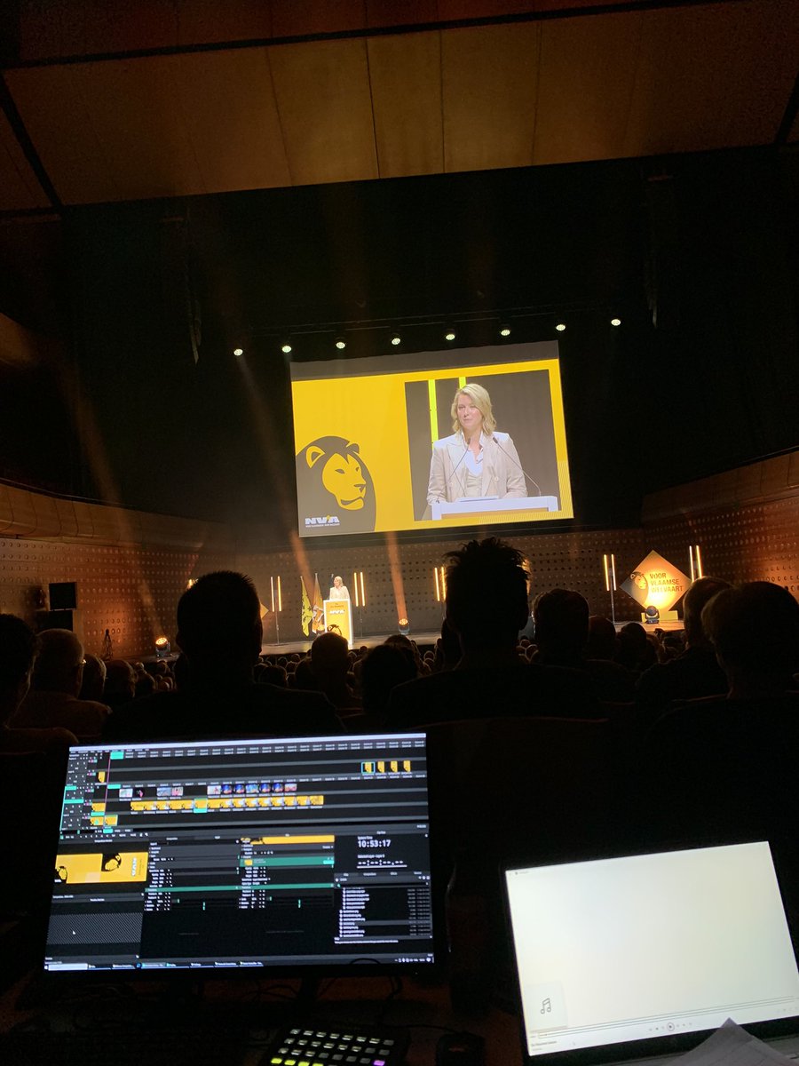 En we zijn gestart: <a href="/elsvandoesburg/">Els van Doesburg</a> verwelkomt <a href="/de_NVA/">N-VA</a> leden in Antwerpen. #NVAslotmeeting