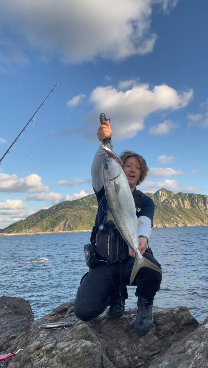 metalsniper100's tweet photo. 沖ノ島をバックにヒラマサ〜 https://t.co/sFTnrkvhec