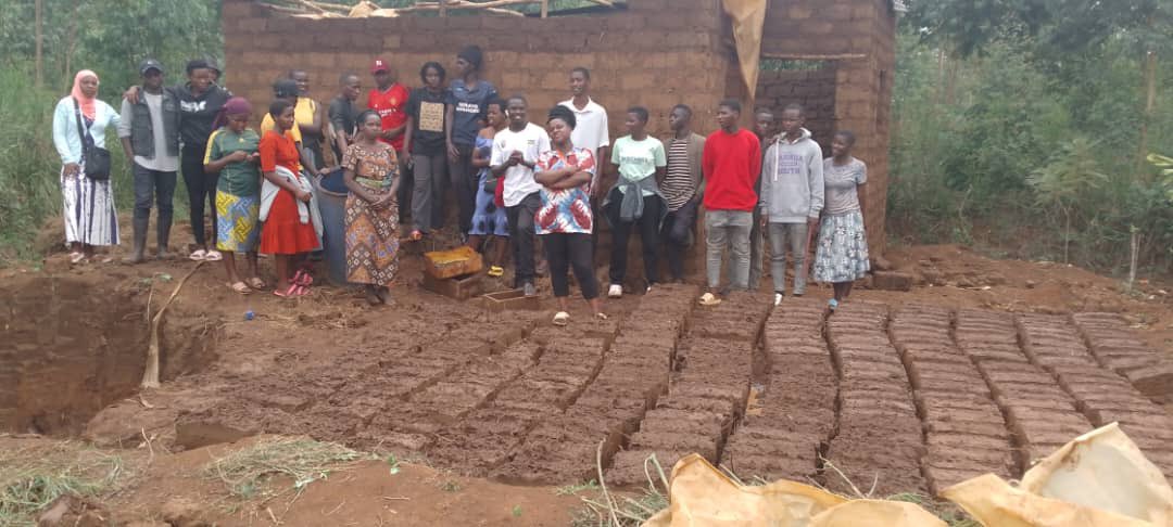RwamaganaYouthVolunteers (@rwamaganayouth) on Twitter photo Kuri uyu wa Gatandatu hirya no hino muri <a href="/RwamaganaDistr/">Rwamagana District</a> Urubyiruko rwakoze #Umuganda wihariye wibanze ku kurwanya isuri, gukora ibibuga by'umupira, gukumira igaruka z’ibiza no kubumba amatafari yo kubakira imiryango itishoboye.Ku rwego rw’Akarere wabereye mu Murenge wa Munyaga. Kuri uyu wa Gatandatu hirya no hino muri <a href="/RwamaganaDistr/">Rwamagana District</a> Urubyiruko rwakoze #Umuganda wihariye wibanze ku kurwanya isuri, gukora ibibuga by'umupira, gukumira igaruka z’ibiza no kubumba amatafari yo kubakira imiryango itishoboye.Ku rwego rw’Akarere wabereye mu Murenge wa Munyaga.