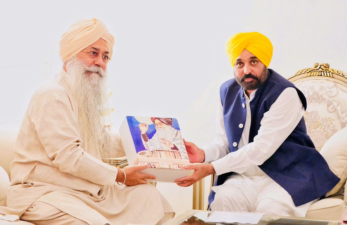 bhaibaldeep's tweet photo. Was a pleasure to meet my former political colleague, Hon’ble Pb CM, Sardar @BhagwantMann who has graciously followed my heritage conservation projects over the years.

Image: With the 2500 page Mridañg percussion-scripture—the near-extinct heritage of Darbar Sāhib—that I wrote. https://t.co/SRdEh1pYFi