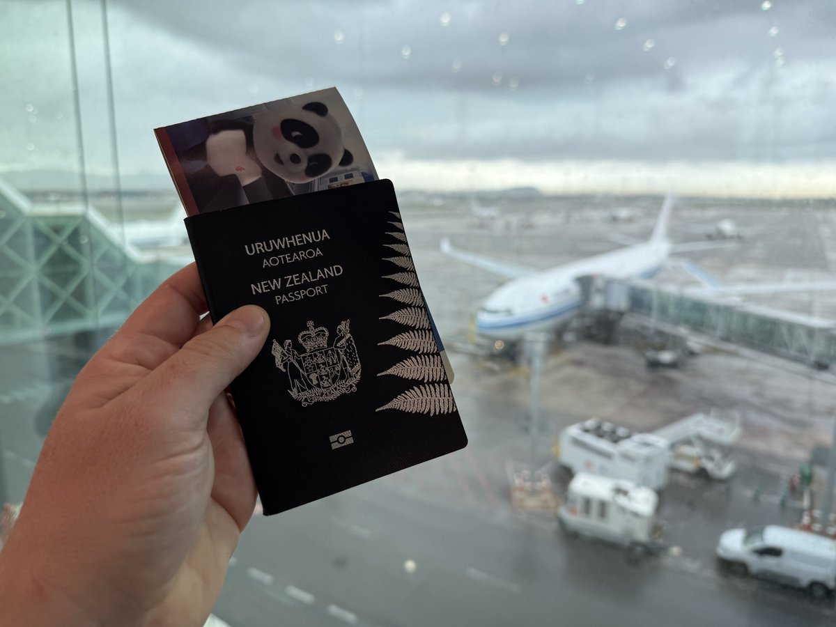 TechTabletscom's tweet photo. So I got a taxi at 3am to get this far (Barcelona) I didn’t even go to bed last night 😅 Next up a 12 hour flight to Beijing. #vivoX200Series #Vivoevent #vivoX200Pro https://t.co/4XMmwKVEhL