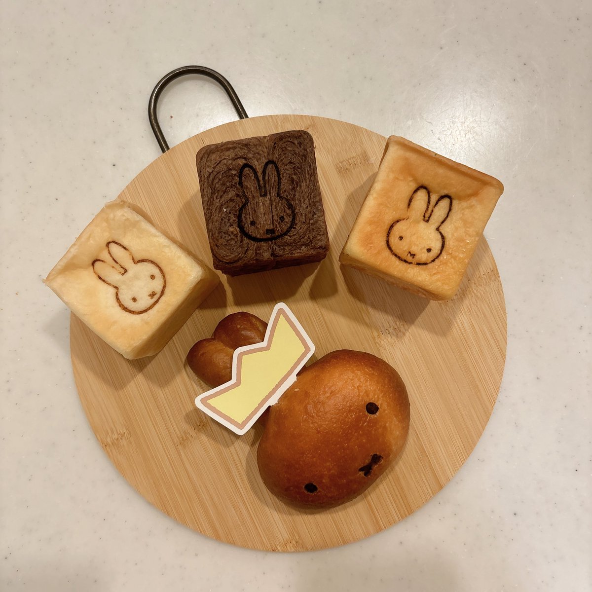NIRO___ORIN's tweet photo. お母さんからのお土産🥐🤍
食べるのがもったいない…🤦🏻‍♀️ https://t.co/9OG8dcTxn6