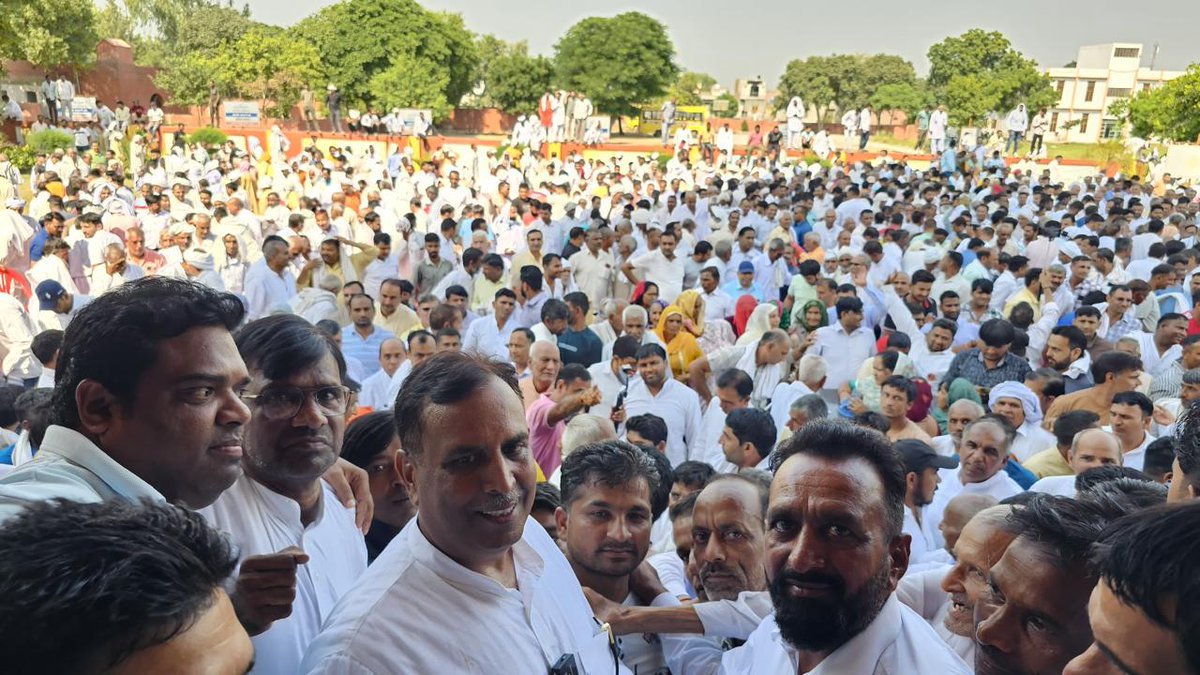 CaptAbhimanyu's tweet photo. अपनो के संग, अपनो के बीच !

जब भी किसी उत्सव का माहौल होता है, तो मन करता है कि जल्दी से जल्दी अपने परिवार के लोगों के बीच पहुंच जाएं।

आज नारनौंद के देवतुल्य, कर्मठ, जुझारू साथियों से मिलकर सभी को अधर्म पर धर्म की, असत्य पर सत्य की एवं बुराई पर अछाई की जीत के प्रतीक पर्व विजया दशमी की हार्दिक बधाई एवं शुभकामनाएँ दी।

यह महापर्व आप सभी के  जीवन में सुख, शांति और समृद्धि लाएं।

#VijayaDashmi