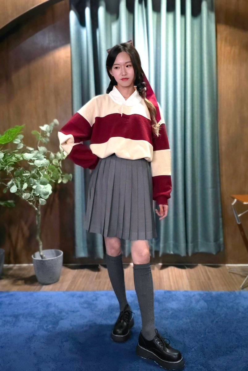 Chillepal's tweet photo. 럭비색동저고리는 세가지 색이 있는데요. 흔한 럭비셔츠의 색처럼 보이지만 세가지를 한번에 모아보면 약간 단청느낌나지 않나요? 선명한 원색을 사용하되 각 의상은 튀지 않는 색을 하고싶었어요 https://t.co/dq4qiUBDHC