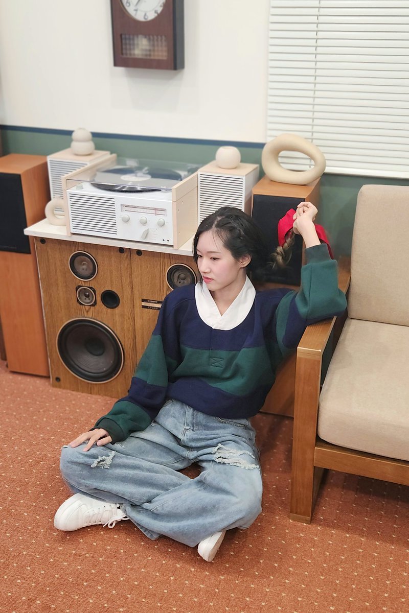 Chillepal's tweet photo. 럭비색동저고리는 세가지 색이 있는데요. 흔한 럭비셔츠의 색처럼 보이지만 세가지를 한번에 모아보면 약간 단청느낌나지 않나요? 선명한 원색을 사용하되 각 의상은 튀지 않는 색을 하고싶었어요 https://t.co/dq4qiUBDHC