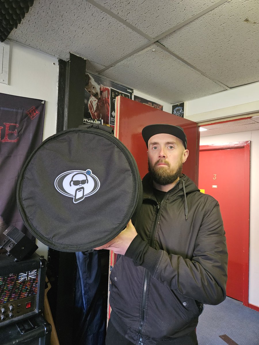 Ritualsukmusic's tweet image. Man on bag holds bag

#northernlights #panflet #parchment