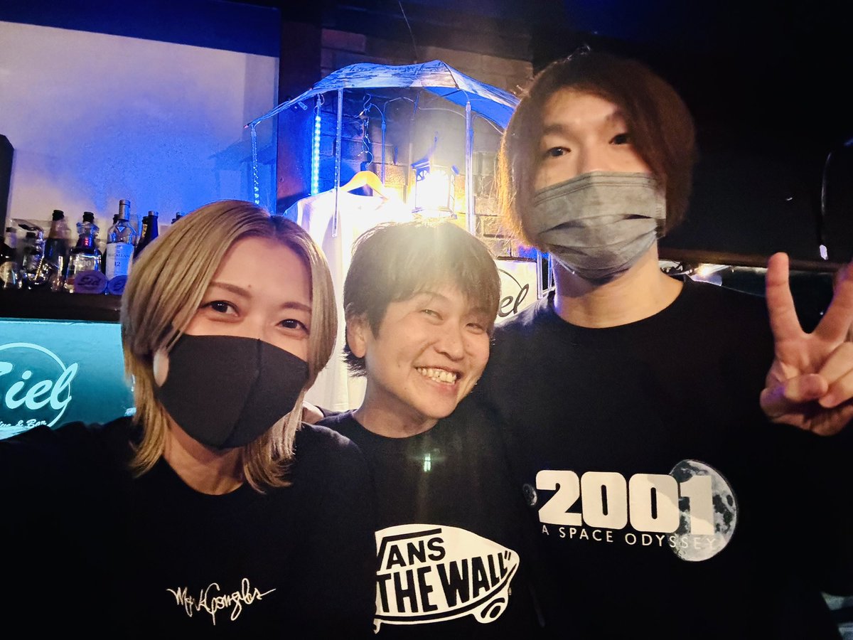 littlehelper_st's tweet image. 昨日は、リトヘル結成のきっかけをくださった大恩人の塔子さん @chee105 がGt.で加入されている“味噌キング”さんのライブに行ってまいりました🏃‍♂️)))

Vo.の田村直美さんを筆頭に、みなさま最強の方々ばかりでとっても贅沢な時間を過ごしました！

塔子さんと3人で撮らせていただいた写真がエモすぎた😭