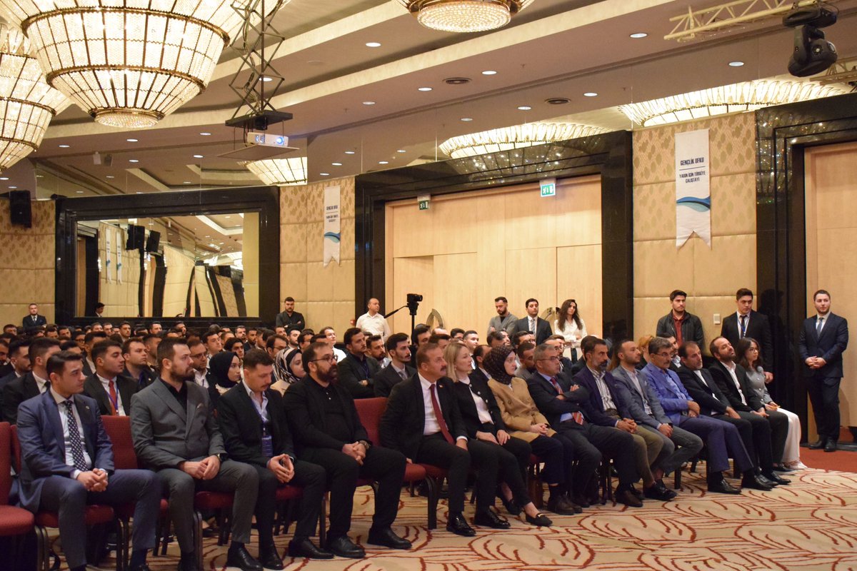 Arkadaşlarımızın düzenlediği “Gençlik Ufku: Yarın İçin Türkiye Çalıştayı” açılış konuşmasını gerçekleştirdik. Gün boyunca kendi ihtisas ve ilgi alanlarındaki konularda, memleket meselelerini etraflıca ve derinlemesine ele alacak kıymetli gençlerimize başarılar diliyorum.