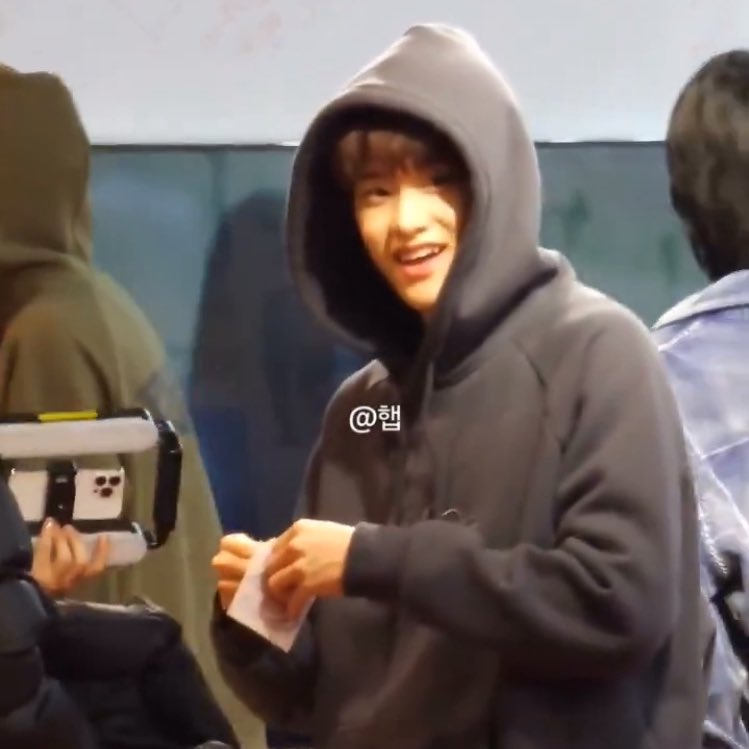 darknessw1nk's tweet image. 하 훈녀미소 ••기절할거같어