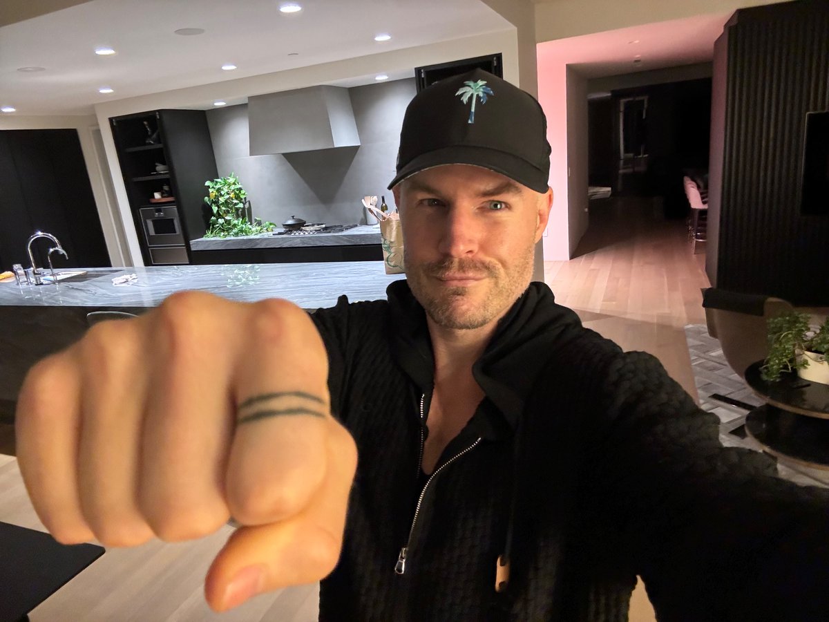 ZssBecker's tweet photo. 4am. Saturday.

Most people are failures. Unhealthy. Financially limited. Passionless.

By default if you want to win and live with purpose you must behave differently than most people, thus most won’t get you.

Never apologize for this. Fitting in is factually for losers. Keep yourself weird.