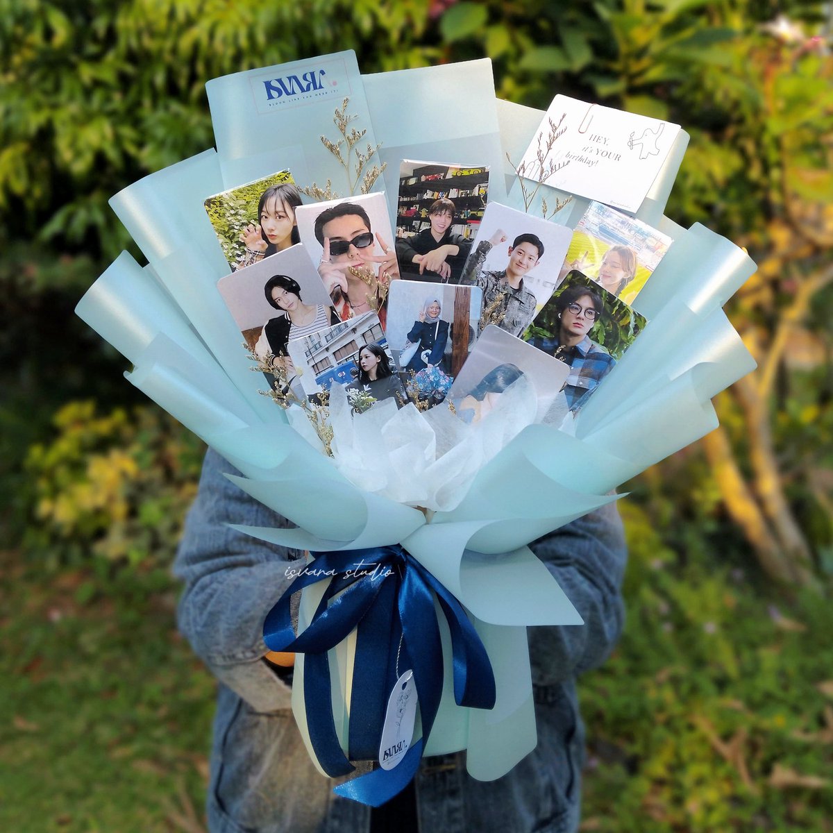yummystrawberr5's tweet photo. A bouquet that shines as bright as your K-pop idols ✨
Photocard Bouquet, cocok banget buat bestie atau ayang kamu yg kpopers💐 Bisa custom ya guys, please feel free to reach us 🙌🏻☺️
#photocardbouquet #buketphotocard #buketcustom #buketsemarang #karina #JENO https://t.co/vTURAUBBte