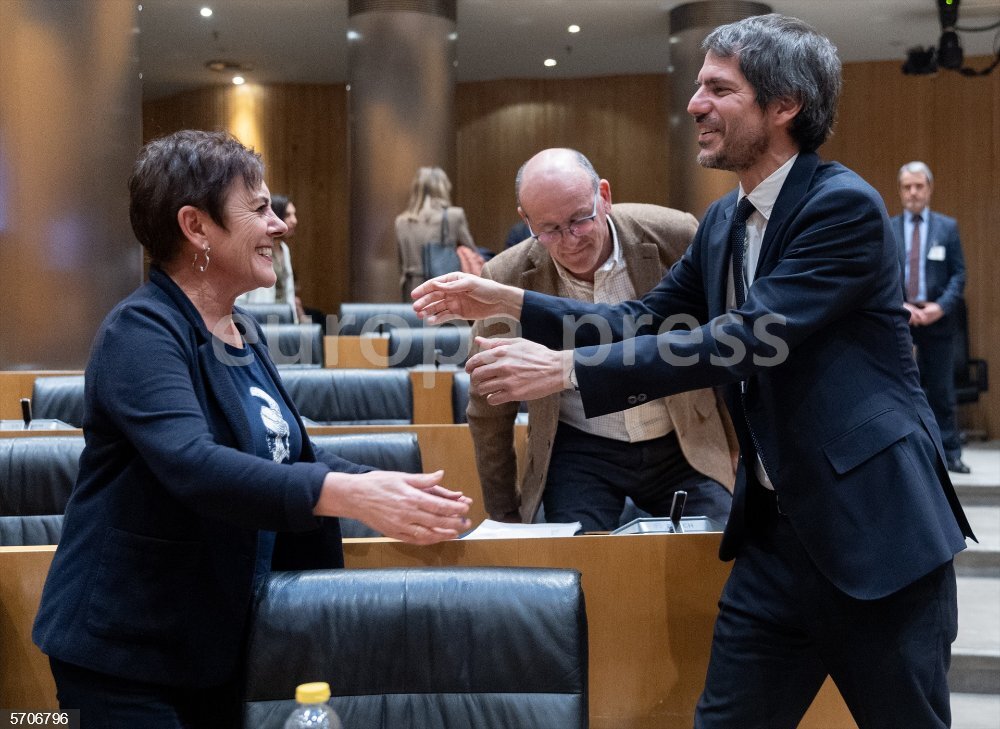 Daniel_Sanz_C's tweet photo. Urtasun no saluda a El Juli, pero abraza al terrorismo. Sin novedad. https://t.co/QMzI8vftm4