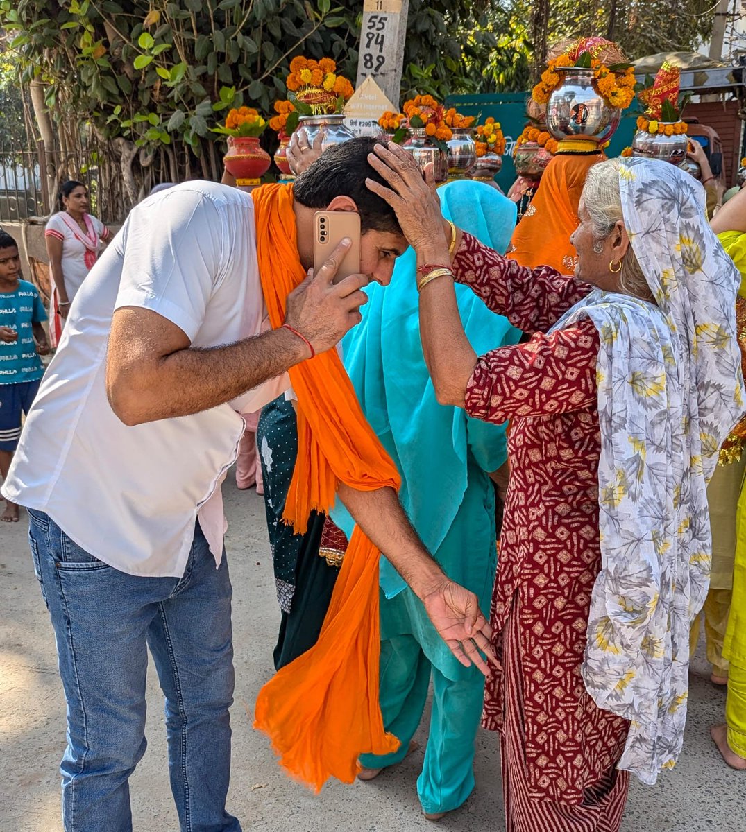 AnjuAmanKumar's tweet photo. जय माता दी
पूठ खुर्द वार्ड 29 के बरवाला गांव के बिरला मंदिर से पूरे गांव में #कलश_यात्रा निकाली
आप सभी क्षेत्रवासी सादर आमंत्रित हैं
#PoothKhurd #AnjuAmanKumar
@BJP4Delhi @narendramodi @JPNadda @AmitShah @yogenderchando1 @Virend_Sachdeva https://t.co/eAfkHfTrv3