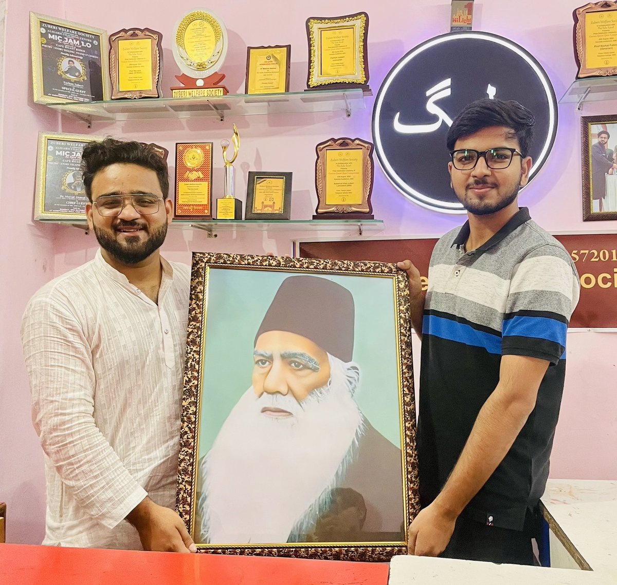 Syed sahab ke mission ko aage badhate hue gareeb aur zaruratmando baccho ko free taleem dene par Zuberi Welfare Society ko AMU student aur chote bhai jese dost Noman chisti ne Sir Syed Ahmad sahab ki portrait gift ki.