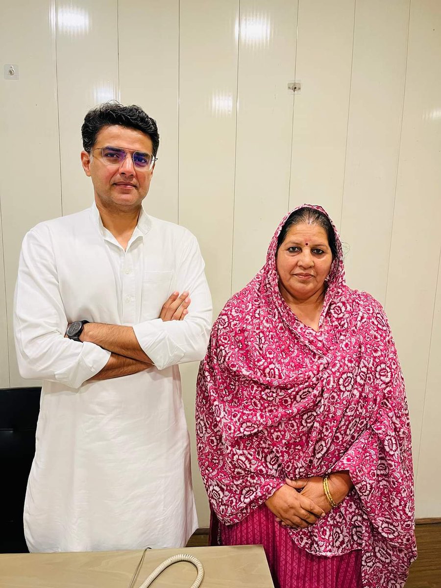 ManjuINC_'s tweet photo. आज दिल्ली आवास पर कॉंग्रेस के राष्ट्रीय महासचिव आदरणीय सचिन पायलट जी से मुलाक़ात की।
इस दौरान पायलट साहब ने नांगल चौधरी विधान सभा से जीतने पर बधाई दी।
@SachinPilot https://t.co/QkUkNa1CKh