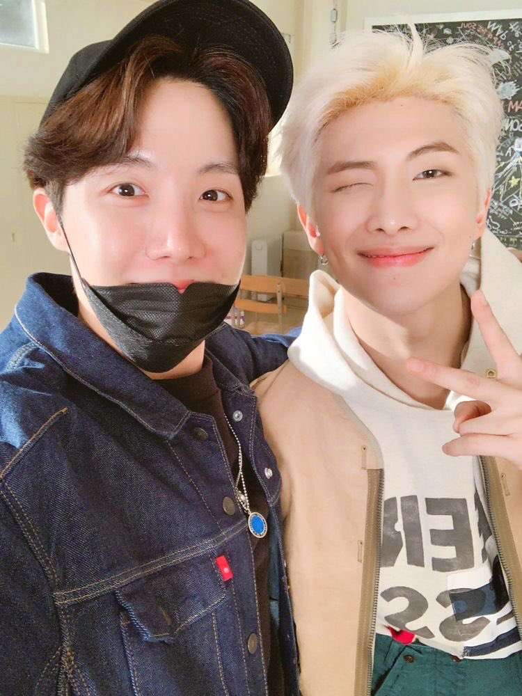 lytomorrow's tweet image. If these two aren’t #TeamDimple than Idk 🤷🏻‍♀️ 

@BTSKoreRadio
