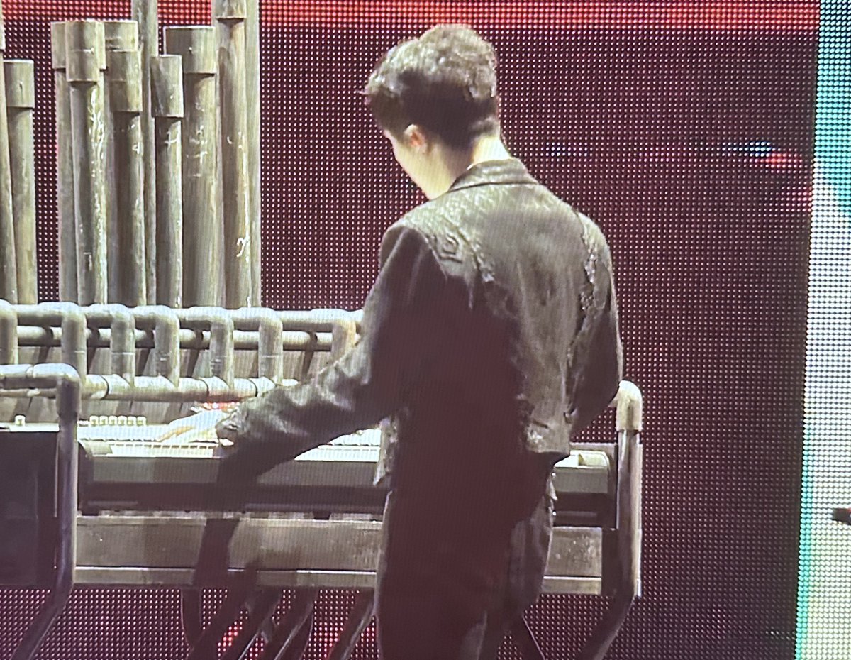 xueishaoo's tweet photo. WOOZI IS PALYING THE DAMN PIANO OH MY GOD WE CHEERED !!! 😭🤍 https://t.co/Ms1raa49PH