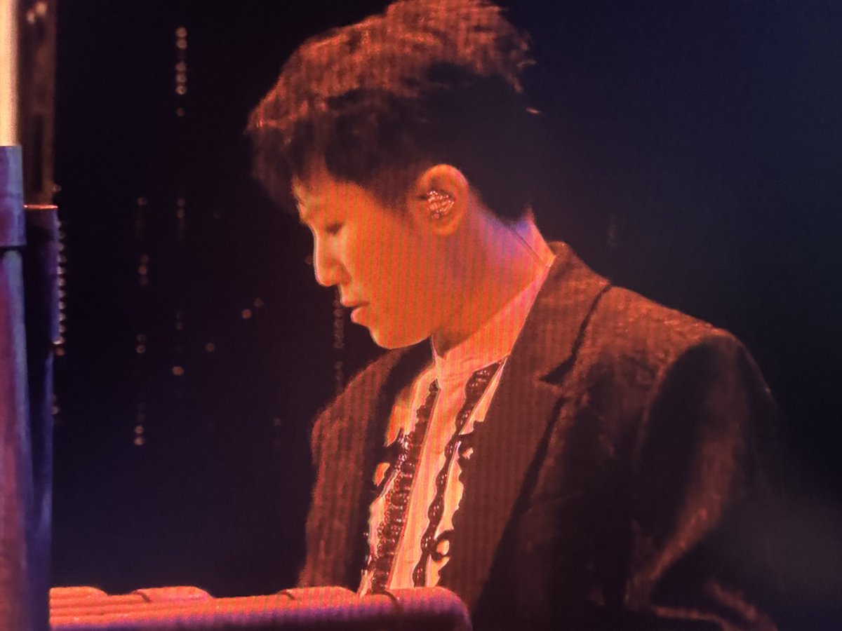 xueishaoo's tweet photo. WOOZI IS PALYING THE DAMN PIANO OH MY GOD WE CHEERED !!! 😭🤍 https://t.co/Ms1raa49PH