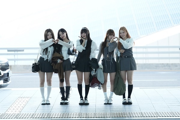 RESCENEofficial's tweet photo. [📰] 

리센느, 오늘(12일) 일본 출국…전원이 비주얼 멤버

🔗 https://t.co/HUWymmaFi9

#RESCENE #리센느 #リセンヌ
#SCENEDROME 
#LOVEATTACK #Pinball https://t.co/Yn0ziMplDC