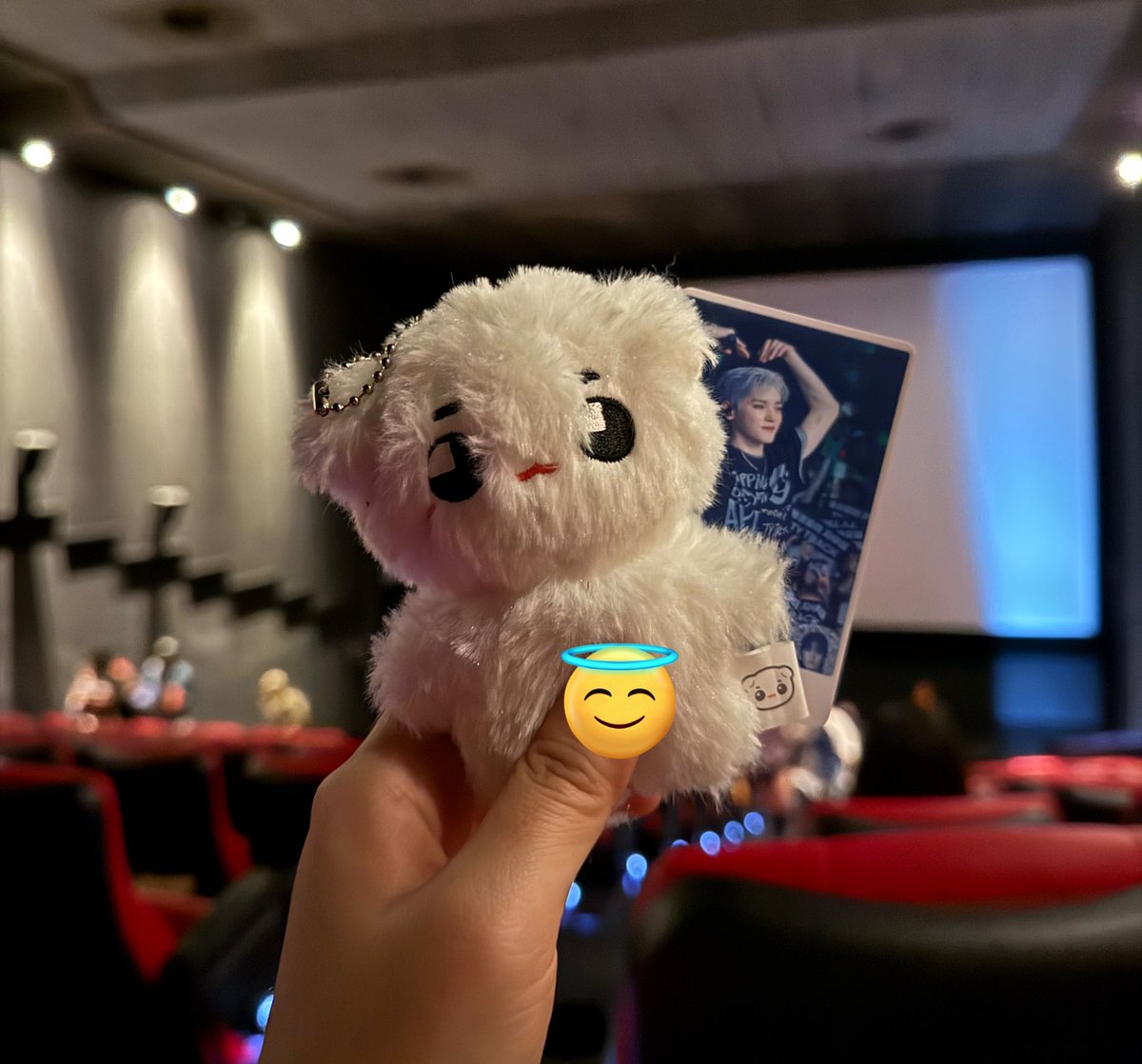 영화 보러 왔는데 뒷줄에 영화주인공계심
(태용이 가족들끼리 와서 사진은 안 찍었어요)