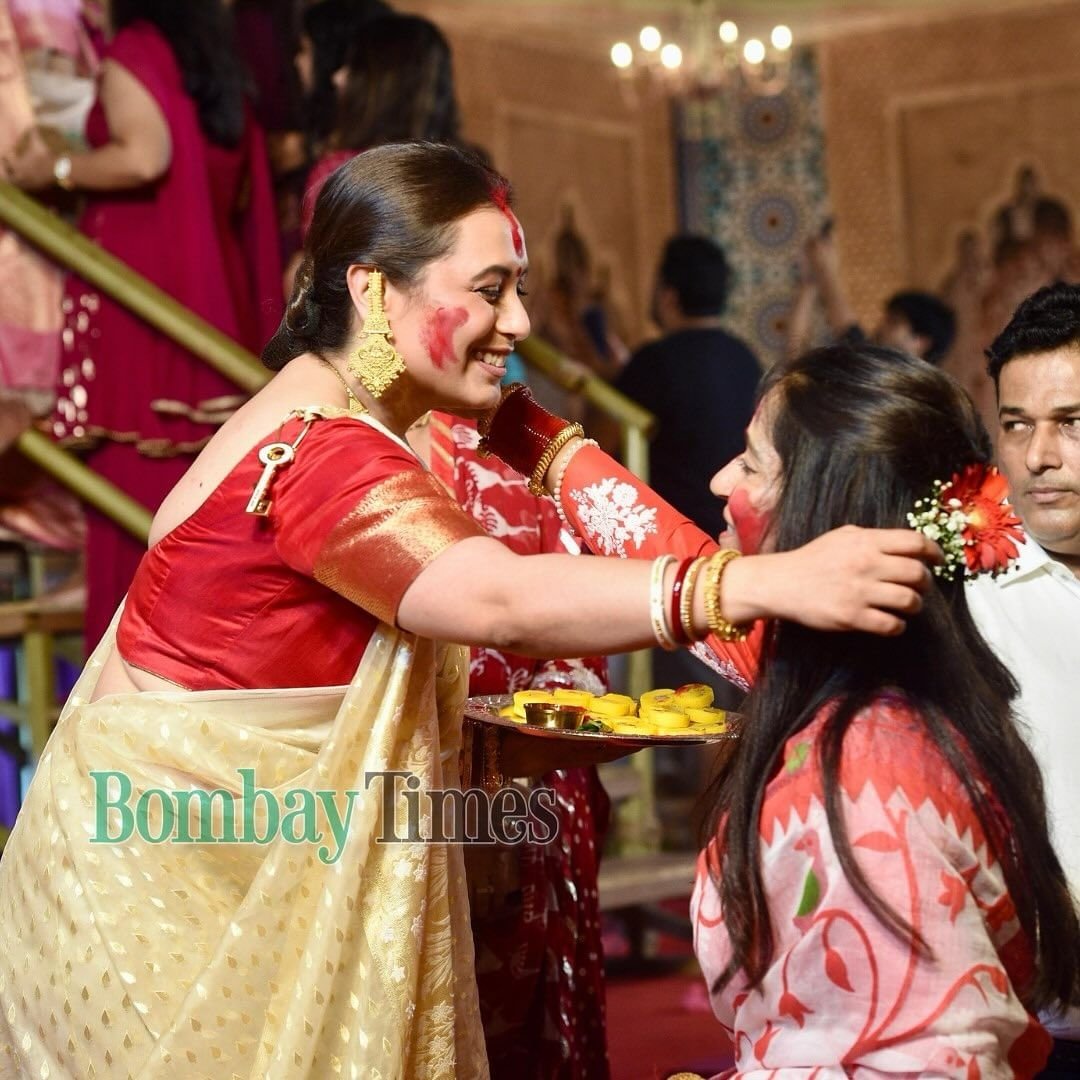 It’s all red and radiant as celebs dive into #SindoorKhela at North Bombay Sarbojanin Durga Puja pandal✨️❤️

#RaniMukerji #Kajol #bollywood #VatsalSheth <a href="/ishidutta/">Ishita Dutta</a> #sherlynchopra #sindoorkhela #pujo <a href="/itsKajolD/">Kajol</a>