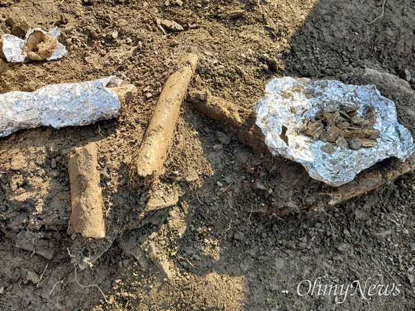 tang__kira's tweet photo. Sisa tulang-tulang dan lokasi pemakaman rahasia para korban, yang dibunuh secara massal dan dikubur selama Perang Korea, dikonfirmasi di pegunungan Daejeon.

Daejeon Golryeonggol adalah tanah tragedi di mana ribuan tahanan politik dan pers nasional dieksekusi oleh tentara dan polisi tanpa prosedur hukum pada tahun 50-an, setelah perang korea Pecah.