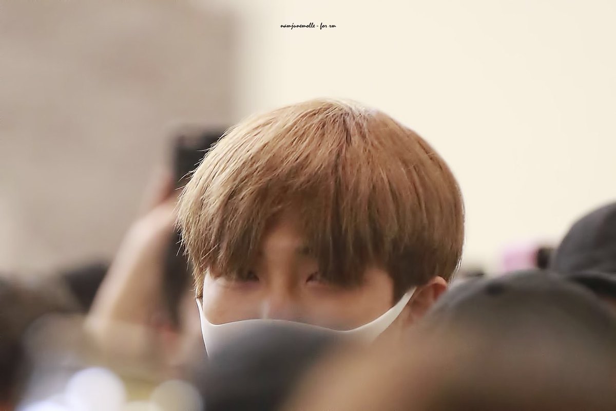 ナムの写真でおそらく1番目にやきついている写真。人混みでマスターさんに向けられたようなこの視線。マスターさんは花様年華、Wings期辺りに活動していた方