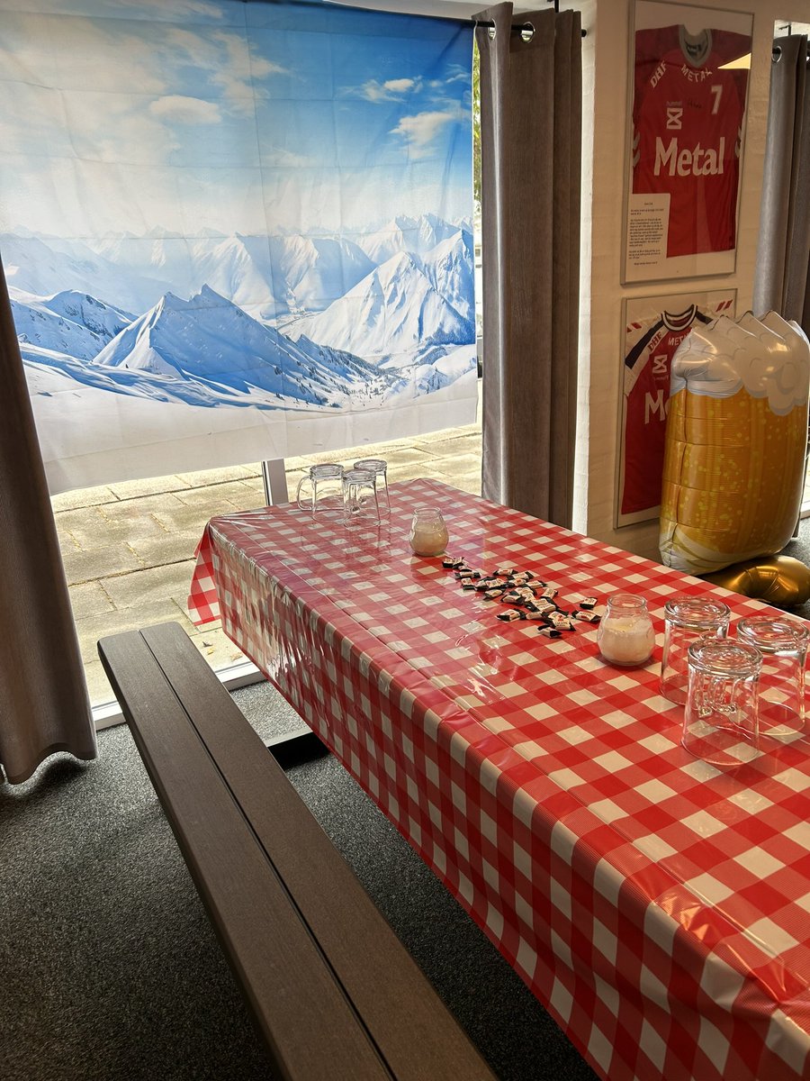 christianbang01's tweet photo. Klat til at fejre mig selv 😎 - 50 år er ingen alder - men i morgen gør det nok ondt. 
#afterski https://t.co/IUtGVYqCbC