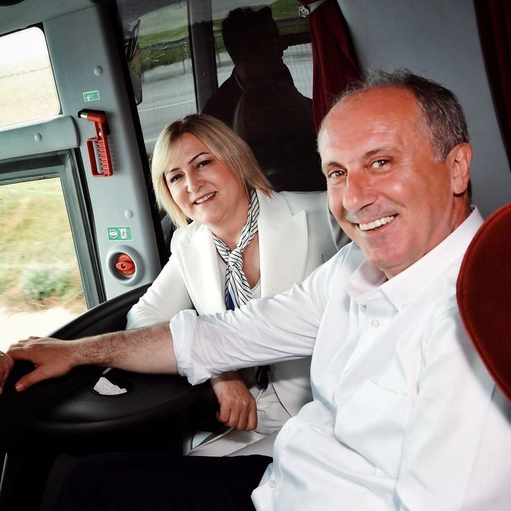 Boynumuz yiğit boynudur , bükerse sevda büker .