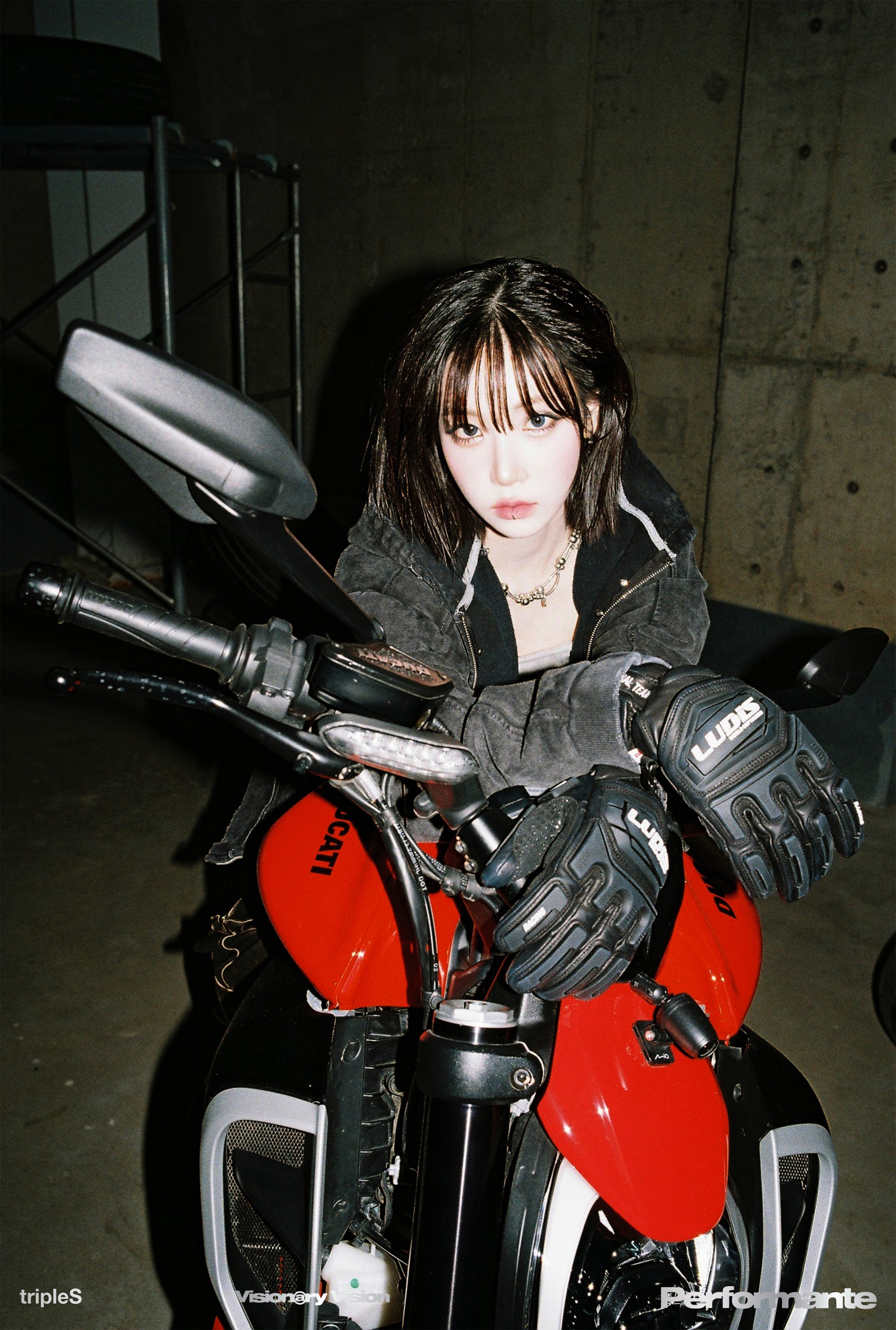 公式サイト - ハイブランドの新作が続々登場 tripleS official  X: on タレントカード