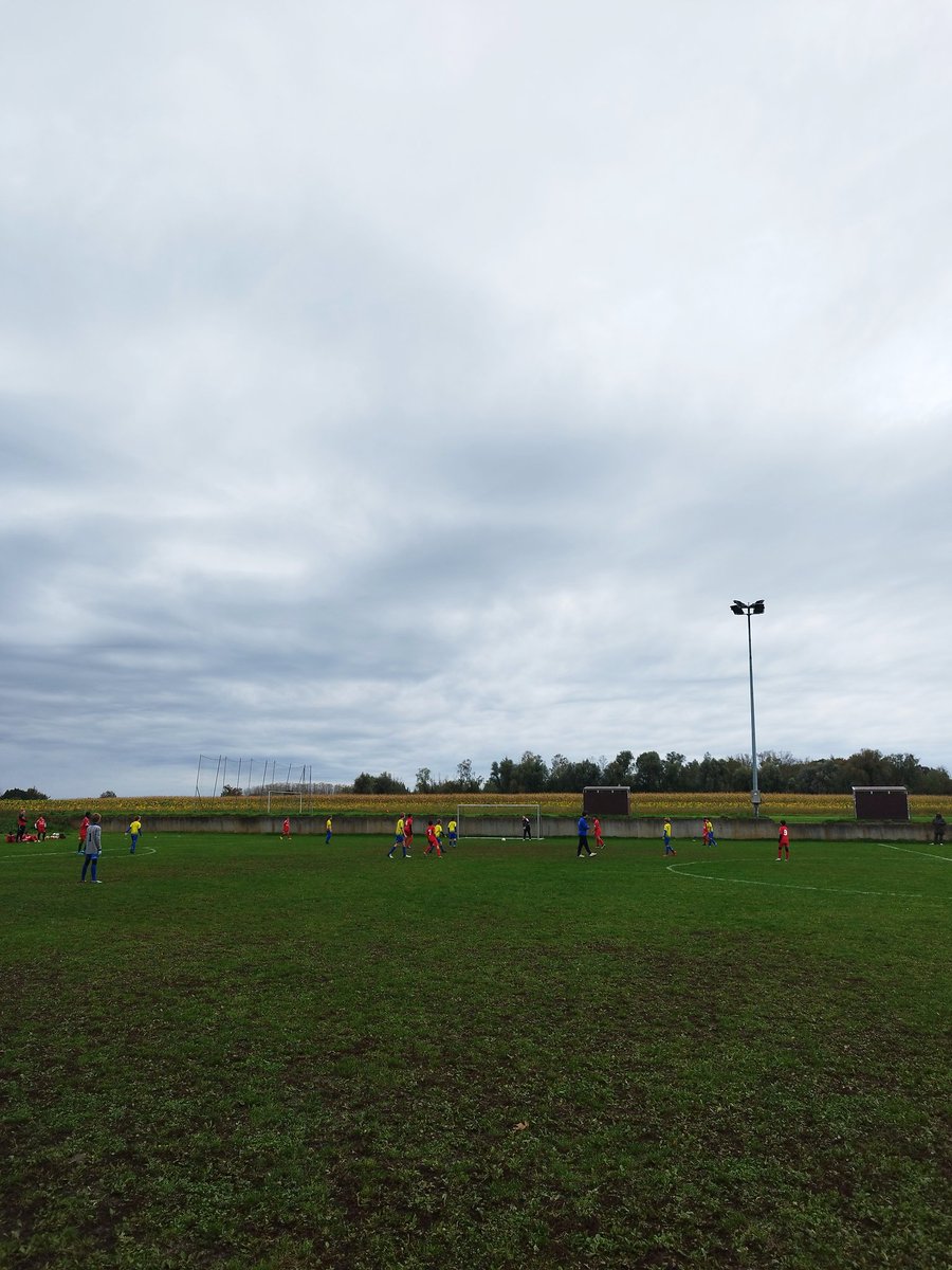 MuMuSwaenepoel's tweet photo. Affligemse derby op de velden in Essene #vrtweer #Essene https://t.co/btpfBBP6T0