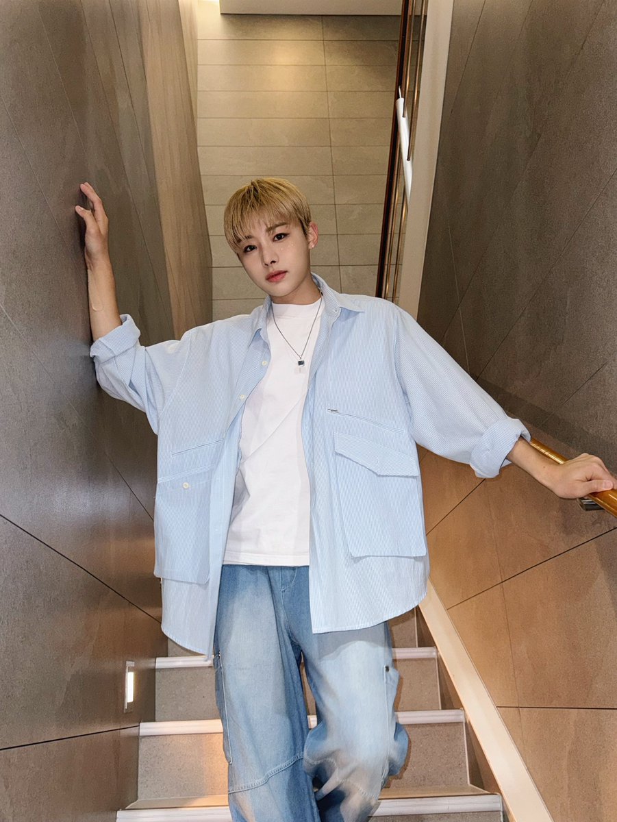 XODIAC_MEMBERS's tweet photo. [#렉스]

오늘은 빨간벽아닌 계단샷 !🟡🟨💛

#XODIAC #소디엑 #LEX #렉스 https://t.co/l1aofxKOtS