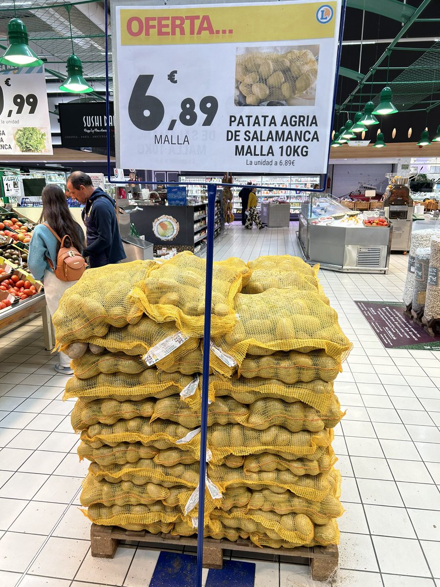 Hacía mucho que no pasaba por aquí, pero hoy me he encontrado con esto y merece que se diga que la distribución también apuesta por el producto local.   Espero que el precio en origen para los agricultores sea ventajoso.
Apuesta por el producto local, patata española