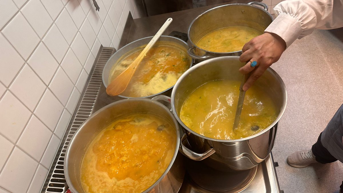 LajnaNorge's tweet photo. På verdensdagen for psykisk helse hadde Lajna i avdeling Nittedal gjort i stand suppe for over 90 mennesker. Ordfører og presten var til stede for å komme sammen og markere verdensdagen #gi8minutter #psykiskhelse #verdensdagen #LajnaImaillah #LajnaNorge https://t.co/FyaVarB5LH