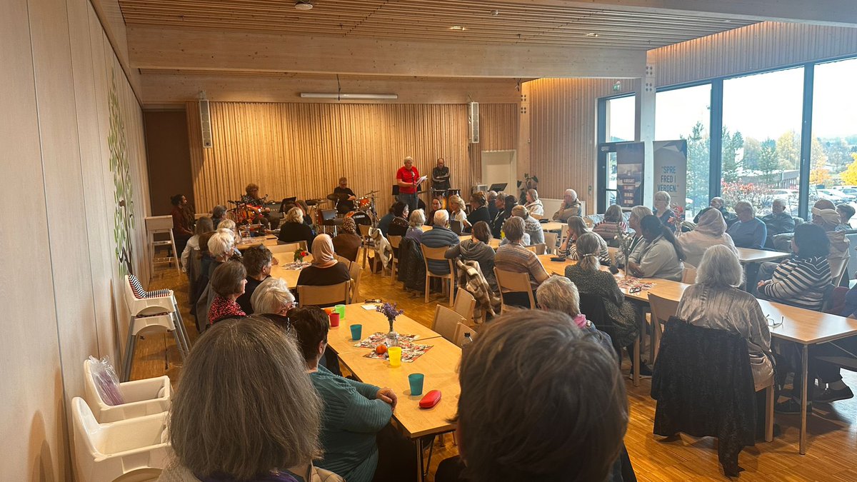 LajnaNorge's tweet photo. På verdensdagen for psykisk helse hadde Lajna i avdeling Nittedal gjort i stand suppe for over 90 mennesker. Ordfører og presten var til stede for å komme sammen og markere verdensdagen #gi8minutter #psykiskhelse #verdensdagen #LajnaImaillah #LajnaNorge https://t.co/FyaVarB5LH