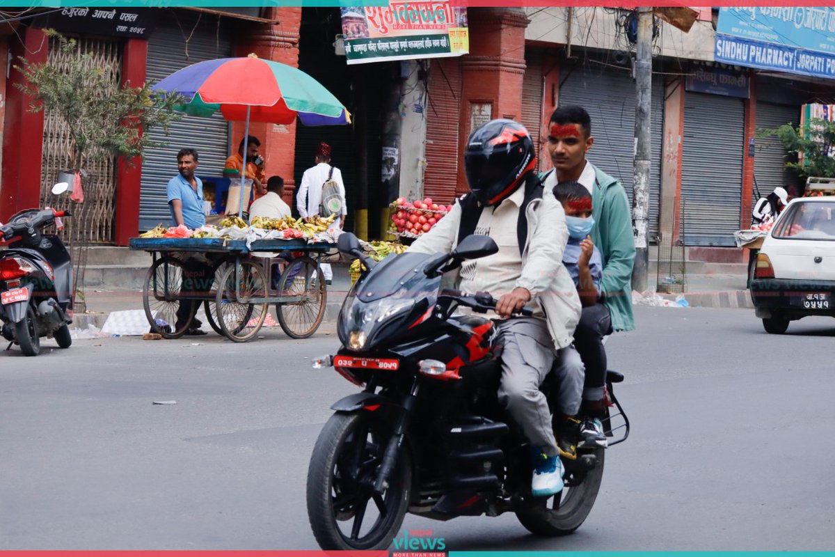 nepalviewsnv's tweet image. आफ्नो घरमा थापिसकेपछि आफन्तकहाँ टीका थाप्न हिँडेका मानिसहरू । #nepalviews #dashain #teeka 

तस्वीर : नेपालभ्युज/सरोज बस्नेत