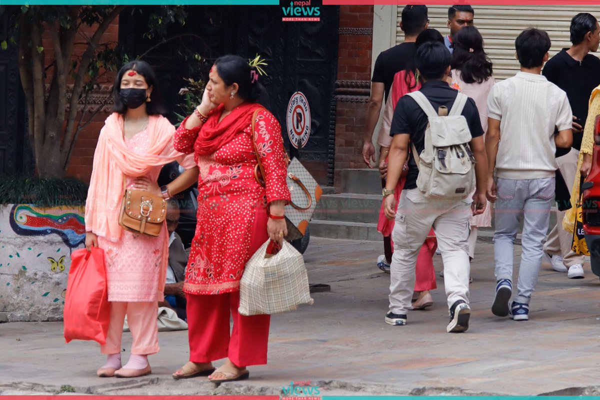 nepalviewsnv's tweet image. आफ्नो घरमा थापिसकेपछि आफन्तकहाँ टीका थाप्न हिँडेका मानिसहरू । #nepalviews #dashain #teeka 

तस्वीर : नेपालभ्युज/सरोज बस्नेत