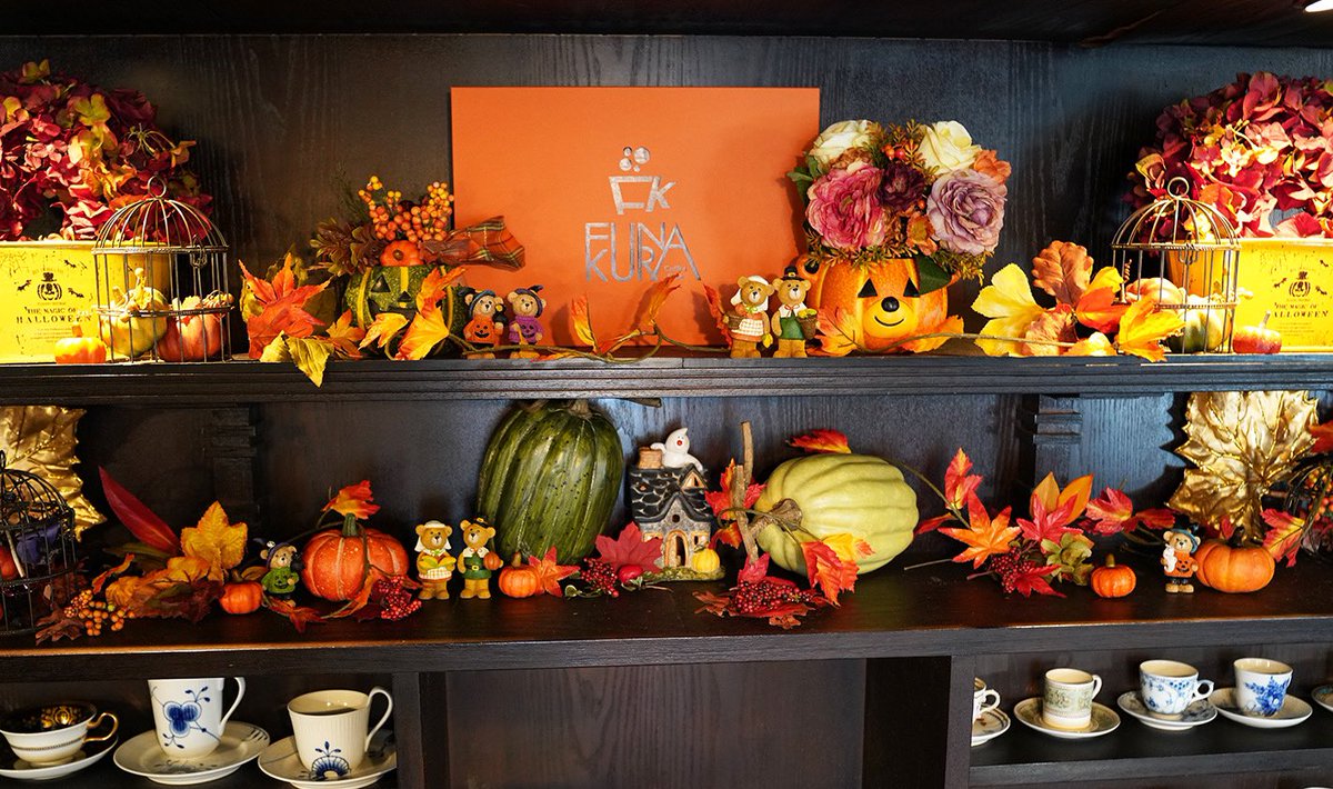 funakuracoffee's tweet photo. ハロウィンが近づいてきましたね。

珈琲倶楽部船倉の店内はハロウィン一色です。

コーディネーターあけみさんの花ごころは
「１０月は　ハロウィン」
錦色に深まった秋。豊かな実りは、���ロウィンの季節です。
暖かいコーヒーの湯気、幸せな時間がここにあります。 https://t.co/W06YJCoOlf