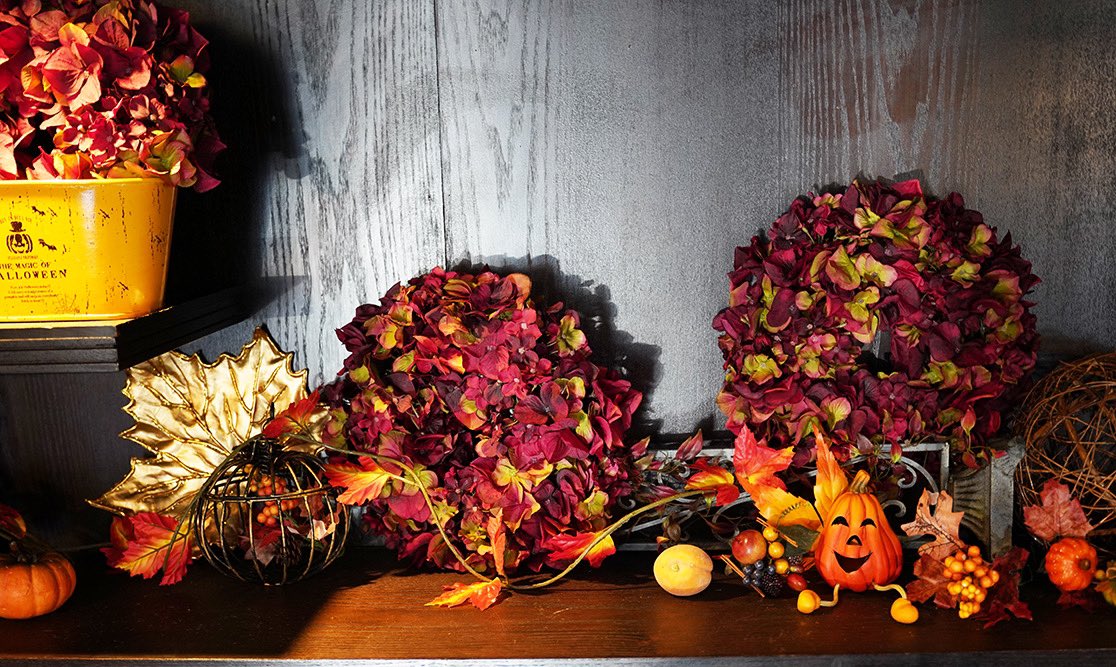 funakuracoffee's tweet photo. ハロウィンが近づいてきましたね。

珈琲倶楽部船倉の店内はハロウィン一色です。

コーディネーターあけみさんの花ごころは
「１０月は　ハロウィン」
錦色に深まった秋。豊かな実りは、���ロウィンの季節です。
暖かいコーヒーの湯気、幸せな時間がここにあります。 https://t.co/W06YJCoOlf