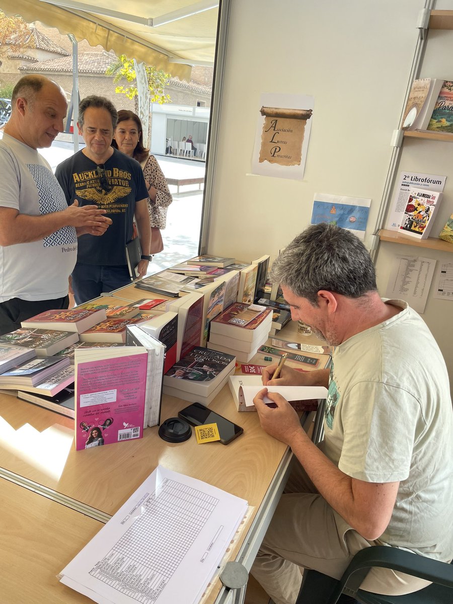 peqpantx's tweet photo. Compi firmando en la #FLMurcia. Le duele ya la mano. Se queda sin ejemplares. @Valandyl https://t.co/wAuZ8b8rJJ
