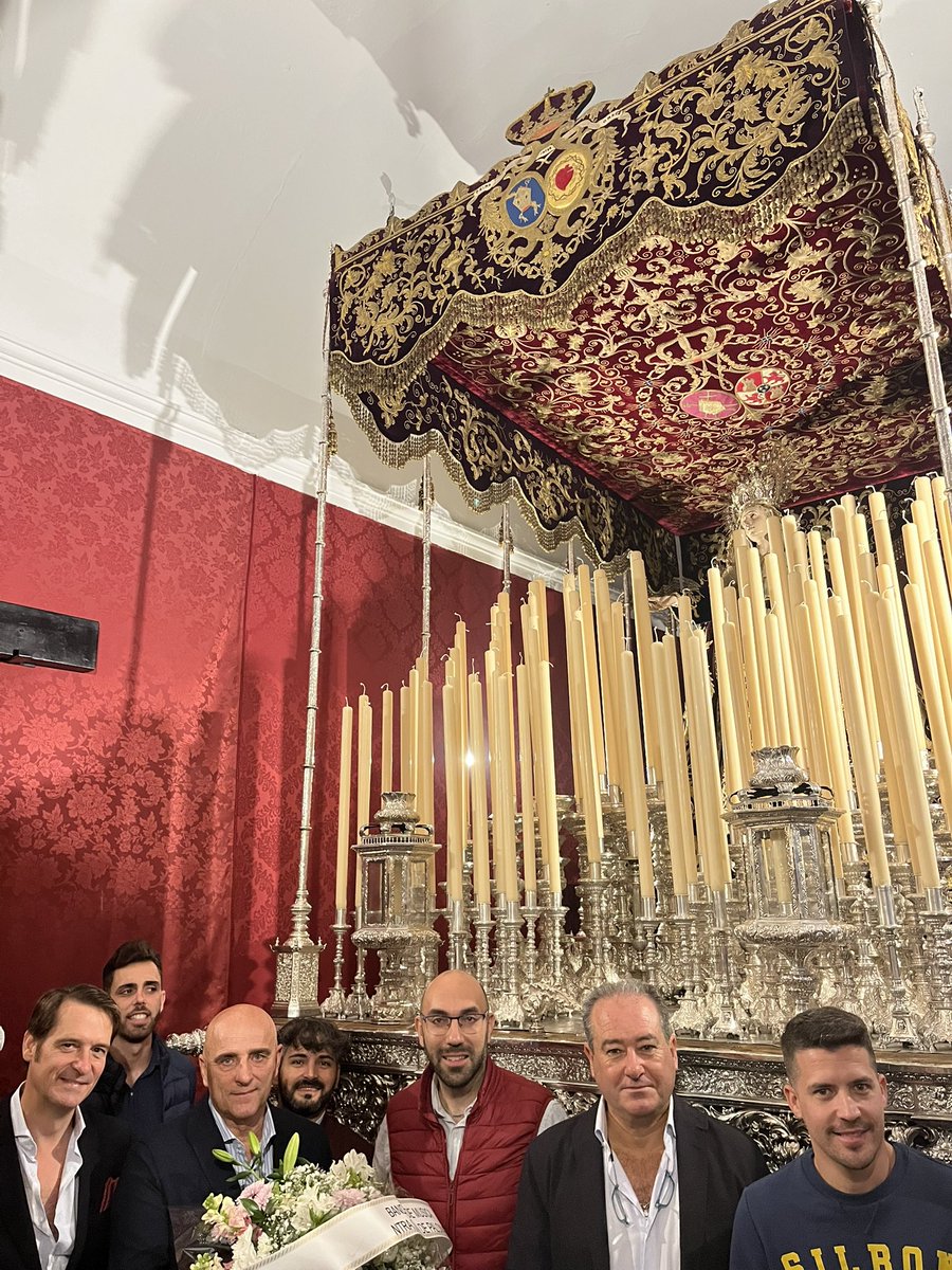 HdadMayorDolor's tweet photo. Hoy ha venido nuestra querida @AFBMPalomares a vernos para realizar una ofrenda floral a Nuestra Señora del Mayor Dolor.
Muchas gracias por el detallazo con Nuestra Bendita Madre. https://t.co/Sy842kTVWT