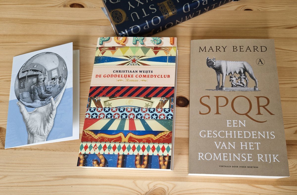 Ik ben blij met deze verjaardagscadeaus. Van boeken krijg je nooit genoeg! <a href="/chr_weijts/">Christiaan Weijts</a>, gefeliciteerd met de lovende recensies van De goddelijke comedyclub in <a href="/trouw/">Trouw</a> en <a href="/HPdeTijdNL/">HP/De Tijd</a> !