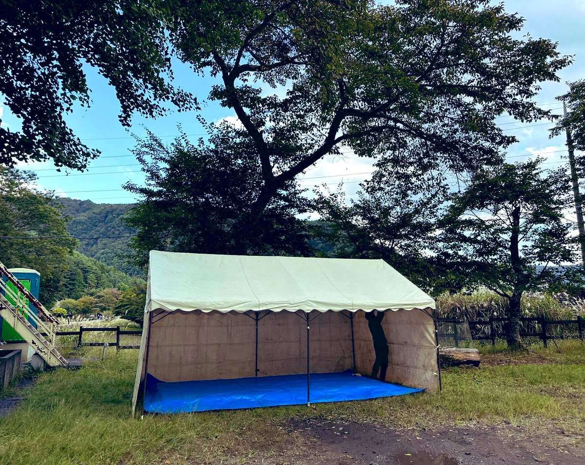kennoguchi0821's tweet photo. 本日、約一万本のミネラルウォータが事務所に届きます。事務所のある富士河口湖町（町役場）が巨大なテントを貸し出して下さりました。このテント内にミネラルウォータを一時保管し、定期的に能登半島にお届けする計画。避難所も大量のミネラルウォータを置くスペースがなく、一気にドカンと届くより定期的に届けられた方が助かるとのこと。今回は、地元の「甲斐の開運」で有名な井出醸造さんも協力していただきました。。富士山クラブも連日、サポートして下さっています。ピークエイドは地元の皆さんに助けられながら活動ができています。これ程��嬉しいことはないです。有難うございます🙏🙏🙏