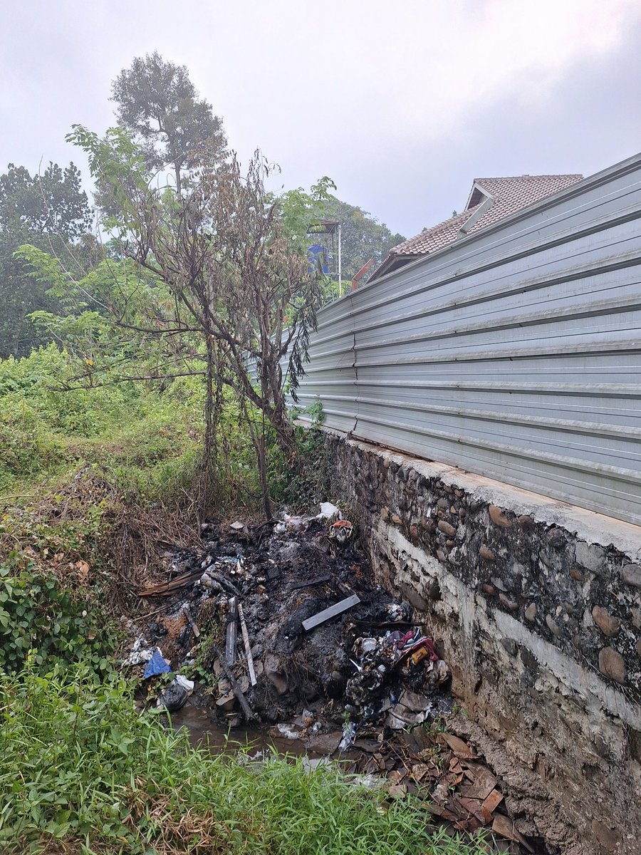 siswant's tweet photo. Terpaksa membakar sampah yang menumpuk, sudah mau mulai musim penghujan https://t.co/RhHwrFKUkv