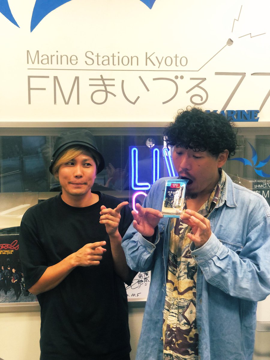laclassic111's tweet photo. 【冠ラジオ番組情報】
本日 10月12日（土）20時 ～ ラジオFMまいづるにて、「LA CLASSIC RADIO」再放送されます！舞鶴市出身のフリースタイルフットボール世界一コンビ LA CLASSIC の二人がラジオで舞鶴から世界が繋がる！ワールドワイドな番組です是非ご聴取して下さい📻 https://t.co/ikwiDFlaUQ https://t.co/Q2ECVzuXmG