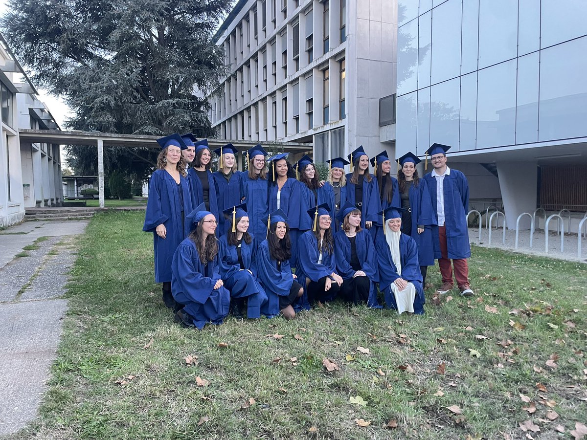 brigittesebbah's tweet image. Un immense merci a l’exceptionnel parrain de promo @YvesCharmont Félicitations à toute la promo, vous avez brillé ! 🌟 Merci pour ces magnifiques fleurs 🌸. Bonne route à chacun de vous, l’avenir vous appartient ! 🚀 #Diplomé.e.s #lecoleestfinie #master2 #infocom