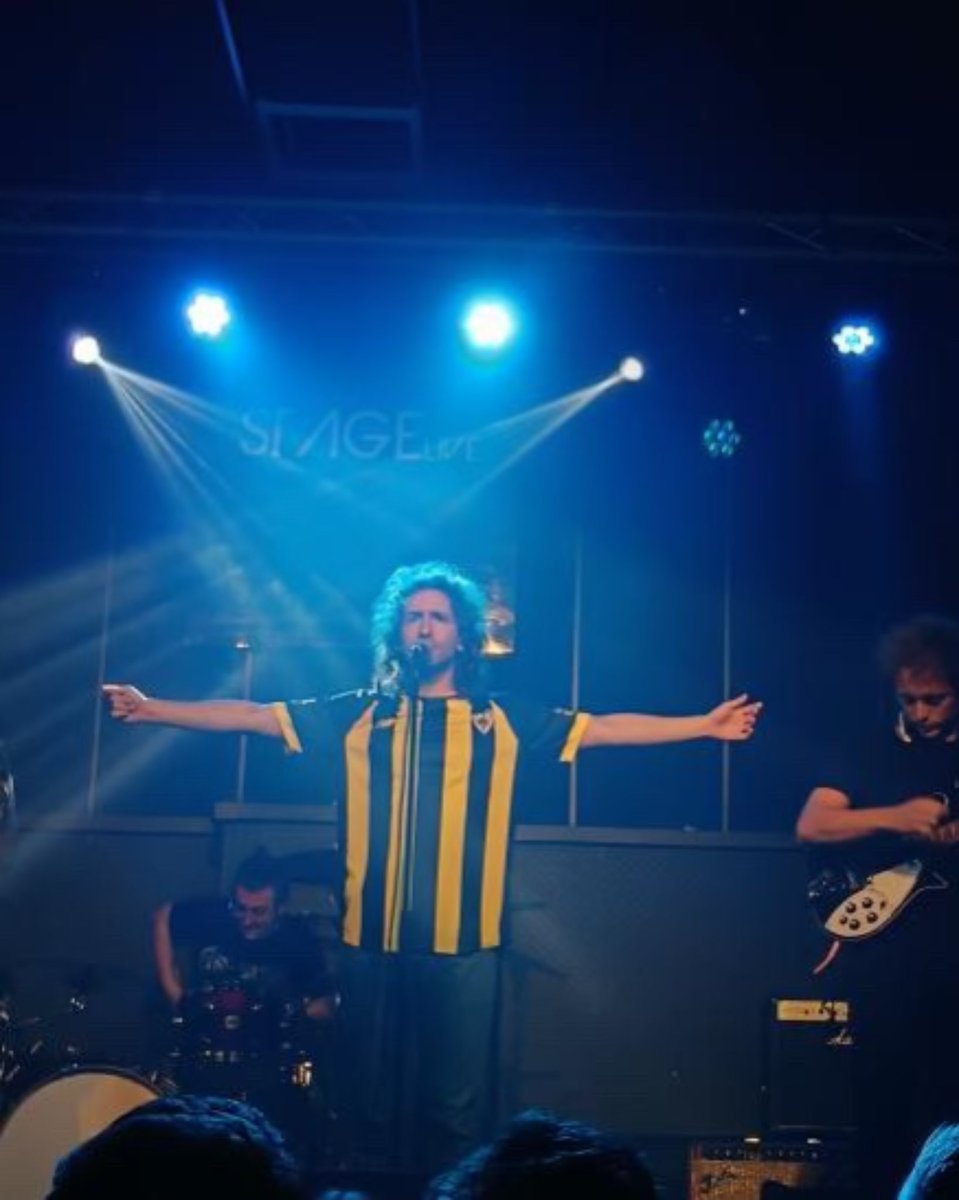 Un orgullo que ayer Álvaro Rivas, el cantante de <a href="/alcalanorton/">Alcalá Norte 🫵🏻</a> luciese nuestra camiseta en el conciertazo que dieron en el <a href="/stagelivebilbao/">STAGE LIVE</a> 🙌🏼  

Cuando queráis, tenéis un hueco en Lasesarre 💛🖤