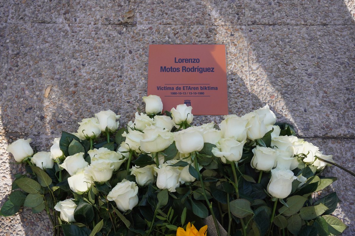 EnekoGoia's tweet image. 💐Hemos recordado a Lorenzo Motos Rodríguez colocando una placa en el lugar en el que fue asesinado por ETA el 13 de octubre de 1980 #Donostia #SanSebastian