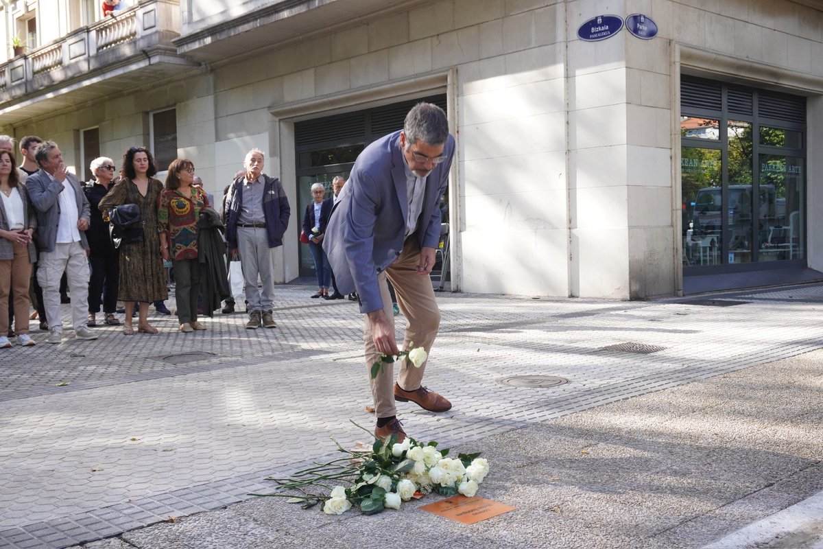 EnekoGoia's tweet image. 💐Hemos recordado a Lorenzo Motos Rodríguez colocando una placa en el lugar en el que fue asesinado por ETA el 13 de octubre de 1980 #Donostia #SanSebastian